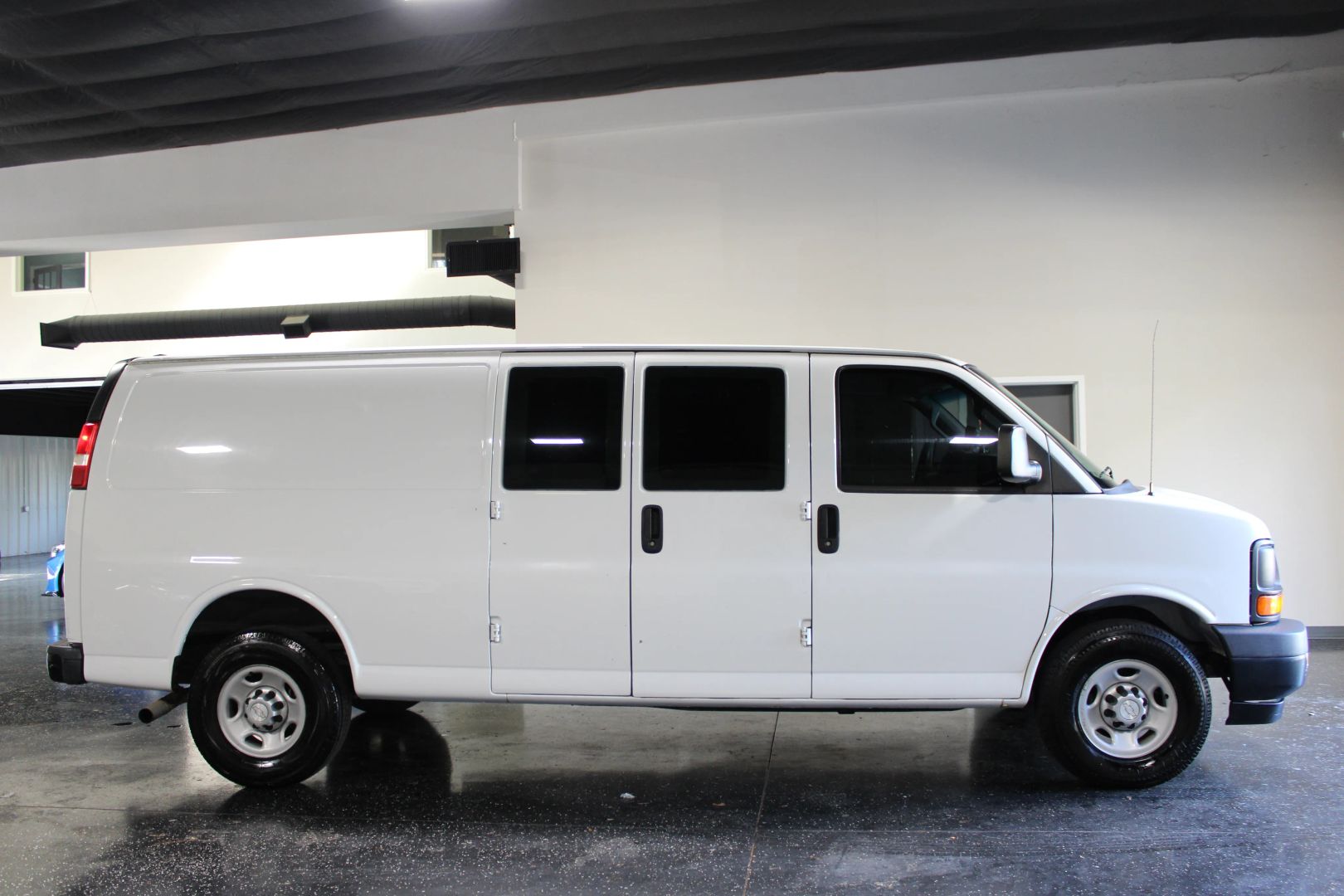 chevrolet express cargo 2017 1GCWGBFF9H1252476 image chevrolet express cargo 2017 1GCWGBFF9H1252476 image